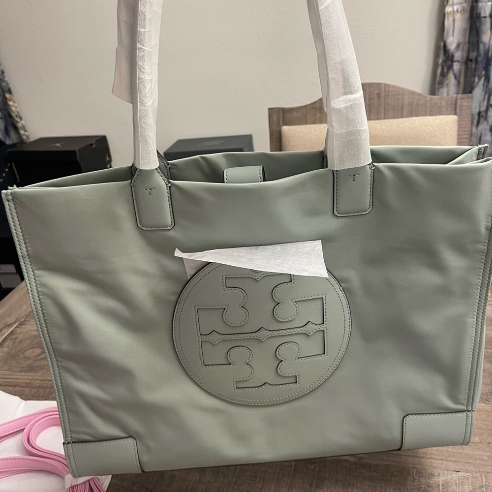 The Tory shopper is new and has never been worn.